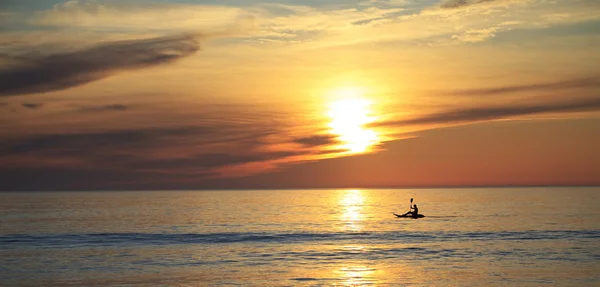 Canoë Kayac pendant le coucher de soleil ストック画像