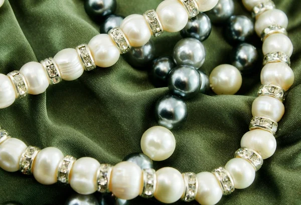 Perle su tessuto verde — Foto Stock