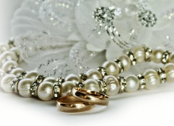 Anneaux de mariage avec perles — Photo