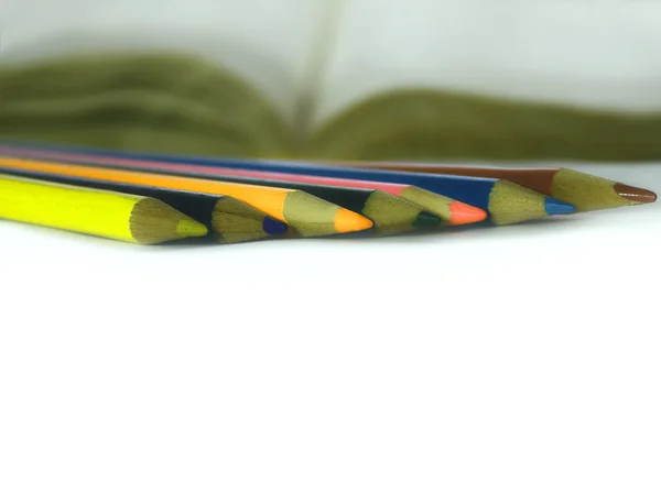 Pensils multicolores avec livre — Photo