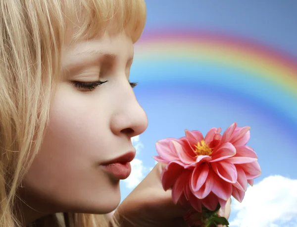 Perfil de hermosa chica con flor — Foto de Stock