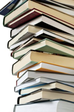 Beyaz arkaplanda izole kitap yığını