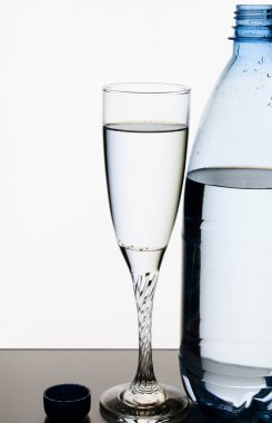 minerale kristal helder water in een glas