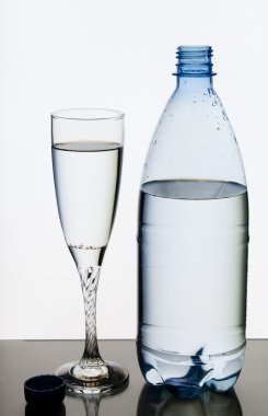 minerale kristal helder water in een glas