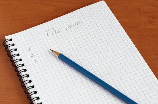 Σημειωματάριο με ένα ελατήριο και ένα μπλε μολύβι — Φωτογραφία Αρχείου