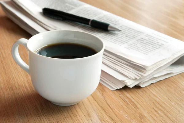 Ранкова кава і газета . — стокове фото