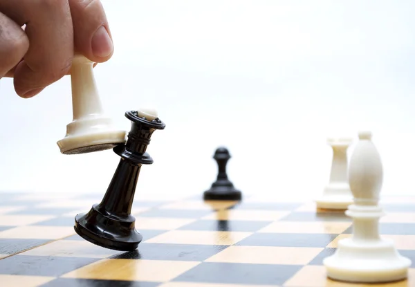 Hvits siste trekk mot sjakk – stockfoto