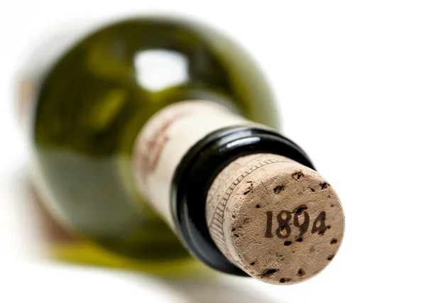 Atrás de uma garrafa de vinho com uma rolha — Fotografia de Stock