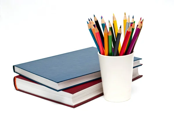 Uma pilha de livros de cores e lápis — Fotografia de Stock