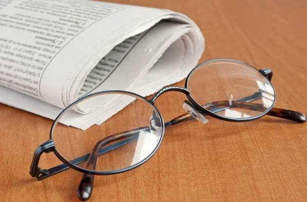 Brille und Zeitung — Stockfoto