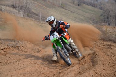 Motocross binici güçlü eğimli keskin turnike