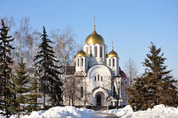 Ortodoxní chrám s zlatá kopule — Stock fotografie