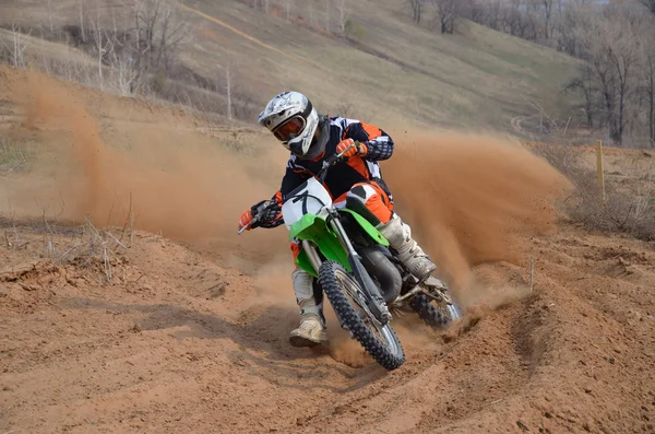 Motocross piloto com uma inclinação forte vira agudamente — Fotografia de Stock