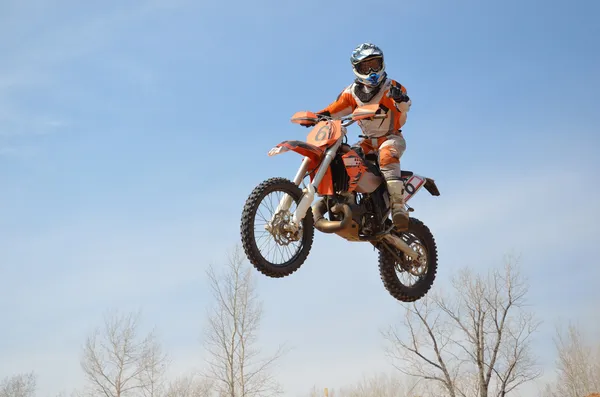 Motocross rider på motorcykel lyfter huvudet vände — Stockfoto