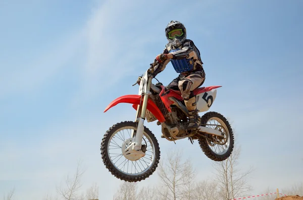 Motocross motorcykel racer utför ett hopp som effektiv — Stockfoto
