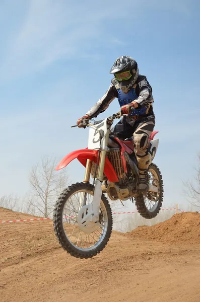 Motokrosové motorce závodník provádí skok — Stockfoto