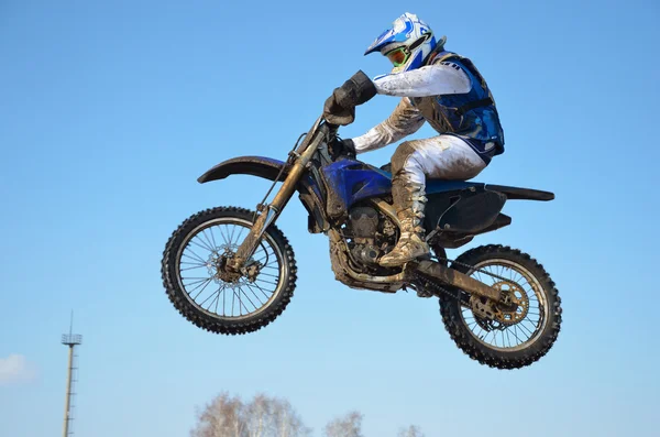Fahrer in weiß-blauer Gestalt auf dem Motorrad fliegt — Stockfoto