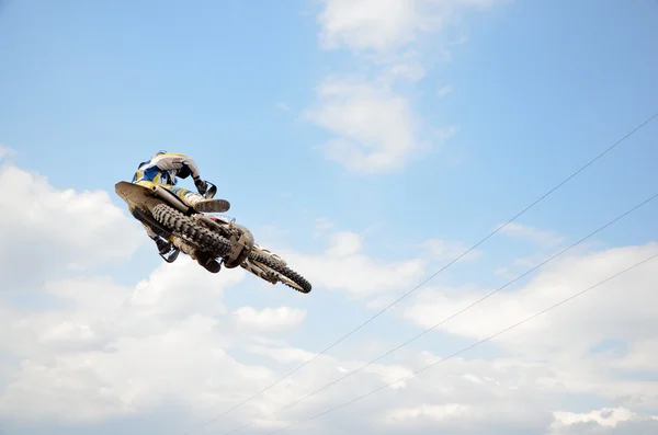 Motocross piloto em motocicleta voo eficiente — Fotografia de Stock