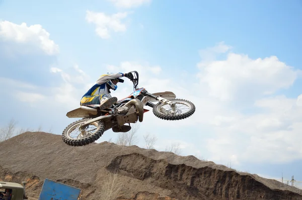 Motocross rider flies through the air horizontally — Stock Photo, Image