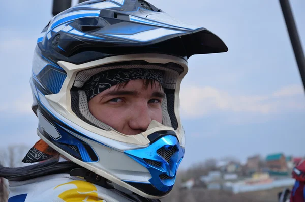 Motocross piloto em um capacete — Fotografia de Stock