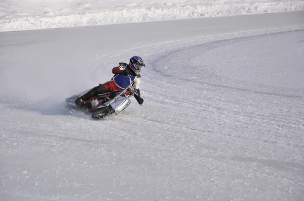 Speedway invernale la pista ghiacciata, si accende ginocchio — Foto Stock