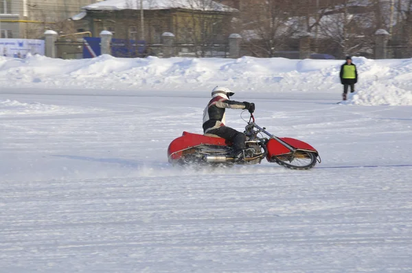 Winter speedway de ijzige track, het stuurprogramma blijkt — Stockfoto