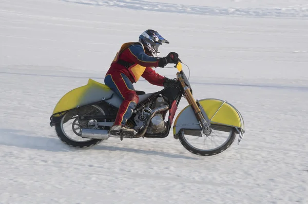 Verseny a jég speedway, gyorsítja — Stock Fotó