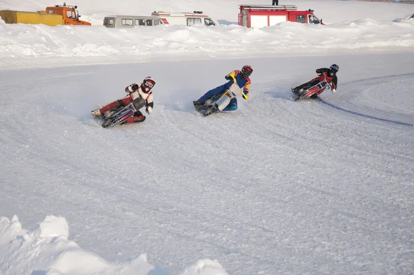 Speedway invernale la pista ghiacciata, si accende ginocchio — Foto Stock