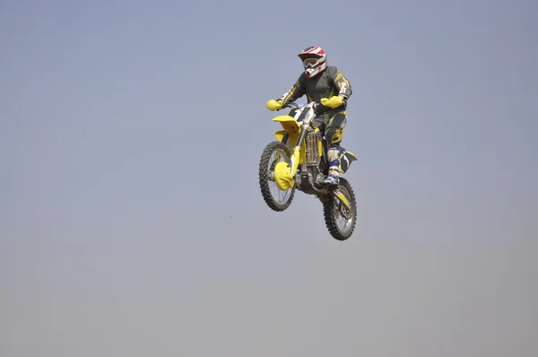Motocross moto coureur effectue un saut efficace — Photo