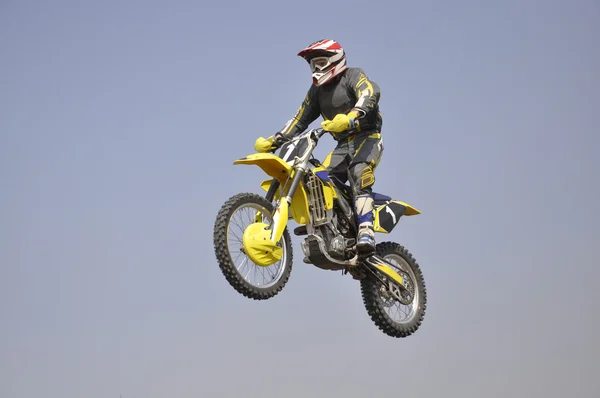 Мотокрос мотоцикл гонщик виконує стрибок ефективно — стокове фото
