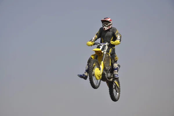 Motorcross rider motorfiets vliegen — Stockfoto