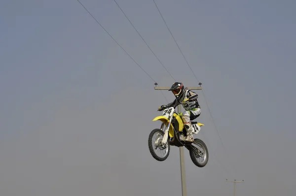 Мотокрос мотоцикл гонщик виконує стрибок ефективно — стокове фото