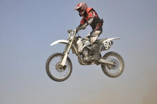 Piloto de moto voando pela montanha — Fotografia de Stock