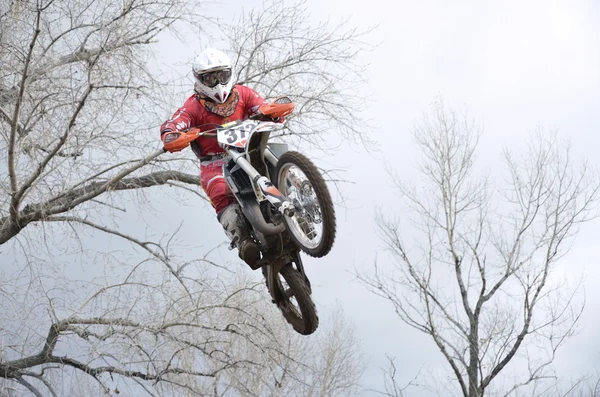 Een sprong ruiter op een motorfiets motocross — Stockfoto