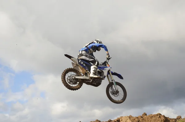 Вражаючий стрибок мотокросу гонщик — стокове фото