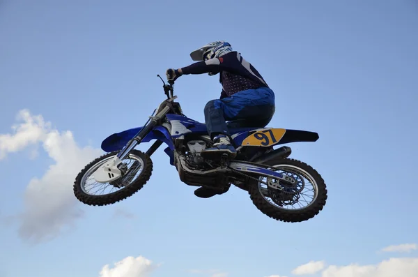 O piloto de moto salto espetacular em uma motocicleta — Fotografia de Stock