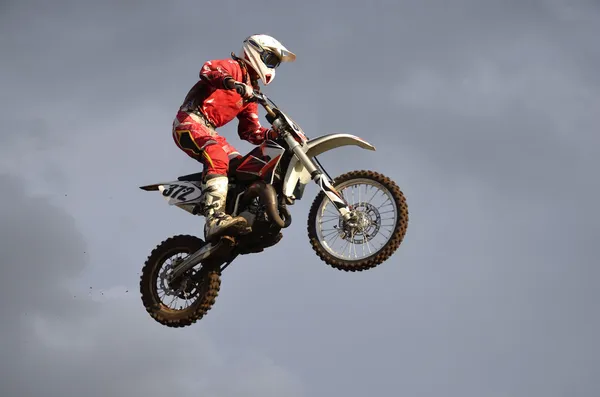 O piloto salto espetacular em uma motocicleta — Fotografia de Stock