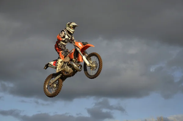 Вражаючий стрибок мотокросу гонщик на мотоциклі — стокове фото