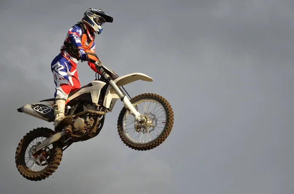 The spectacular jump motocross racer on a motorcycle — Stock Photo, Image