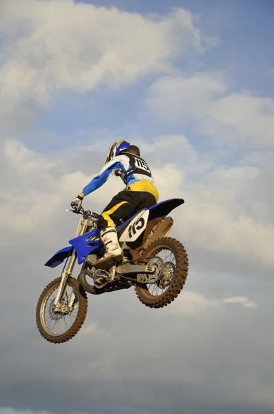 Motocross rider en moto vuelo eficiente — Foto de Stock