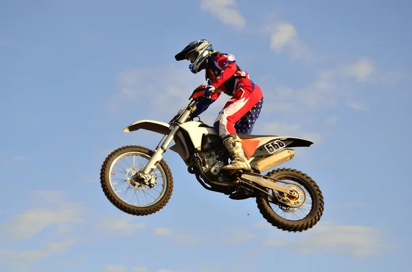 Екстремальний стрибок мотокросу гонщик — стокове фото