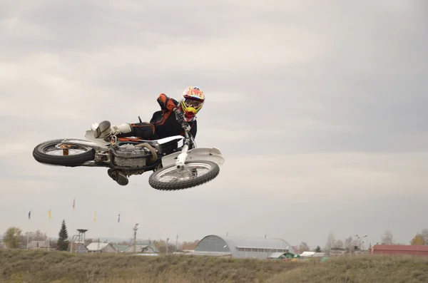 Flight with zero slope on a motorcycle motocross — Stock Photo, Image