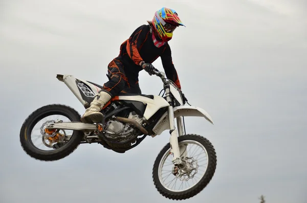 Motocross motociclista volando alto Fotos de stock libres de derechos