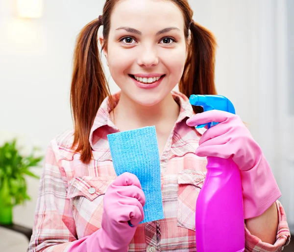 Mulher com produtos de limpeza em casa — Fotografia de Stock