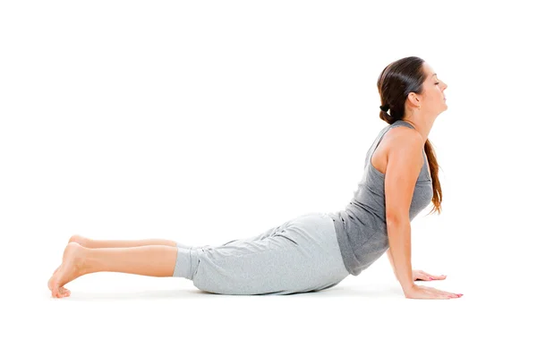 Молодая женщина делает упражнения на полу — стоковое фото