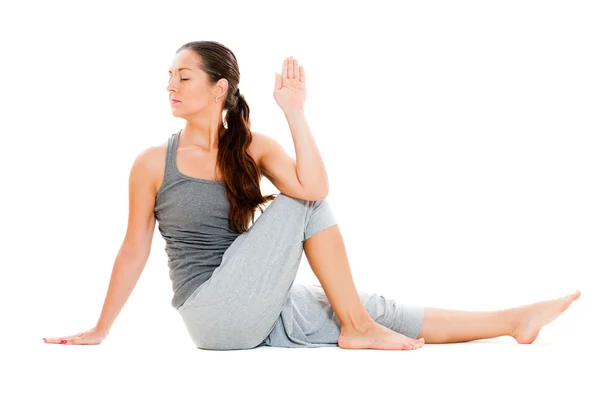 Jonge vrouw doen flexibiliteit yoga oefening — Stockfoto