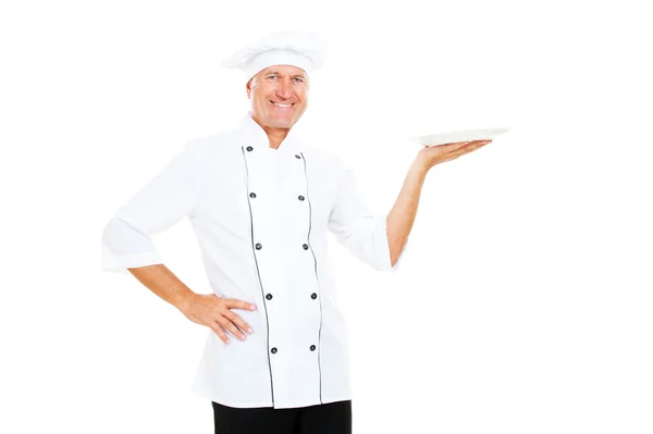 Koch hält leeren Teller auf der Handfläche — Stockfoto