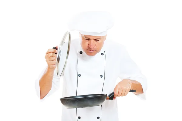 Cook drží pánev a kryt — Stock fotografie