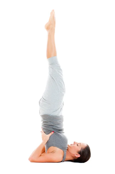 Mujer haciendo ejercicio de yoga en el suelo — Foto de Stock