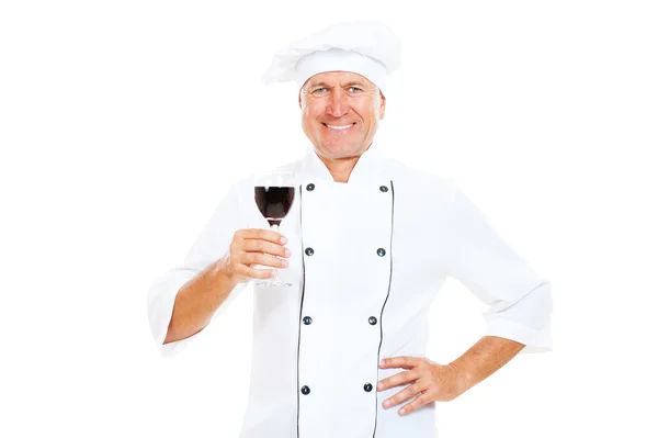 Chef sonriente sosteniendo una copa de vino — Foto de Stock